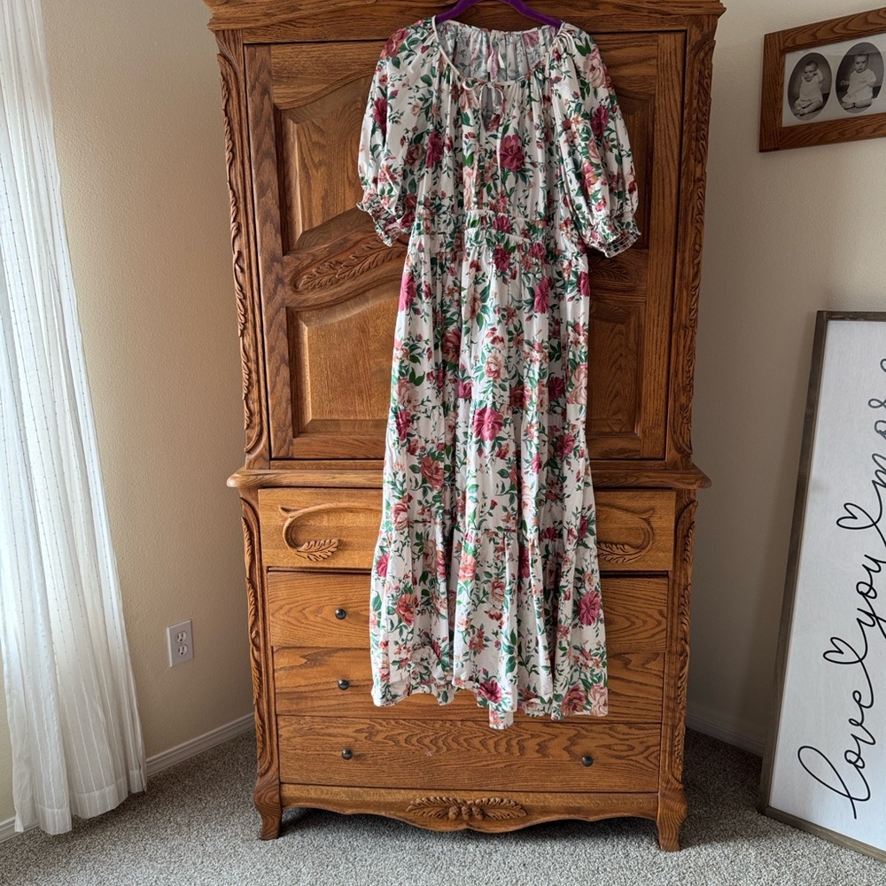 New with tags. Anthropologie Floral Puff Sleeve Dress Size 1X. Very flattering.